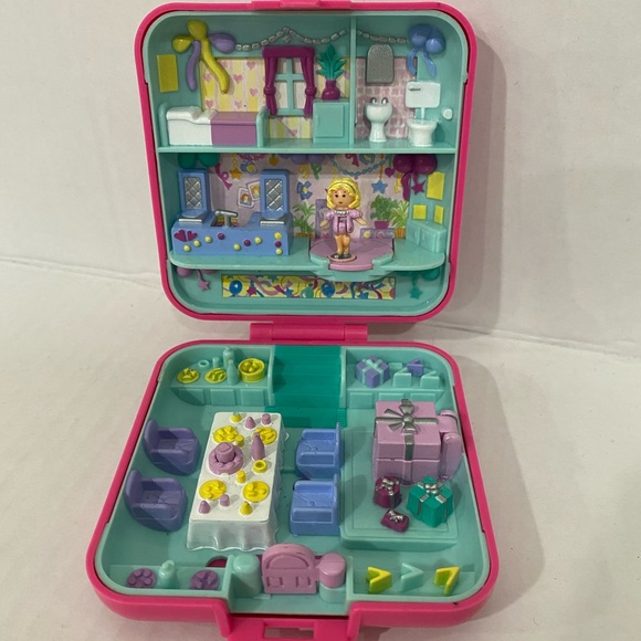 Polly Pocket Birthday party w/ doll - Picture 1 of 3